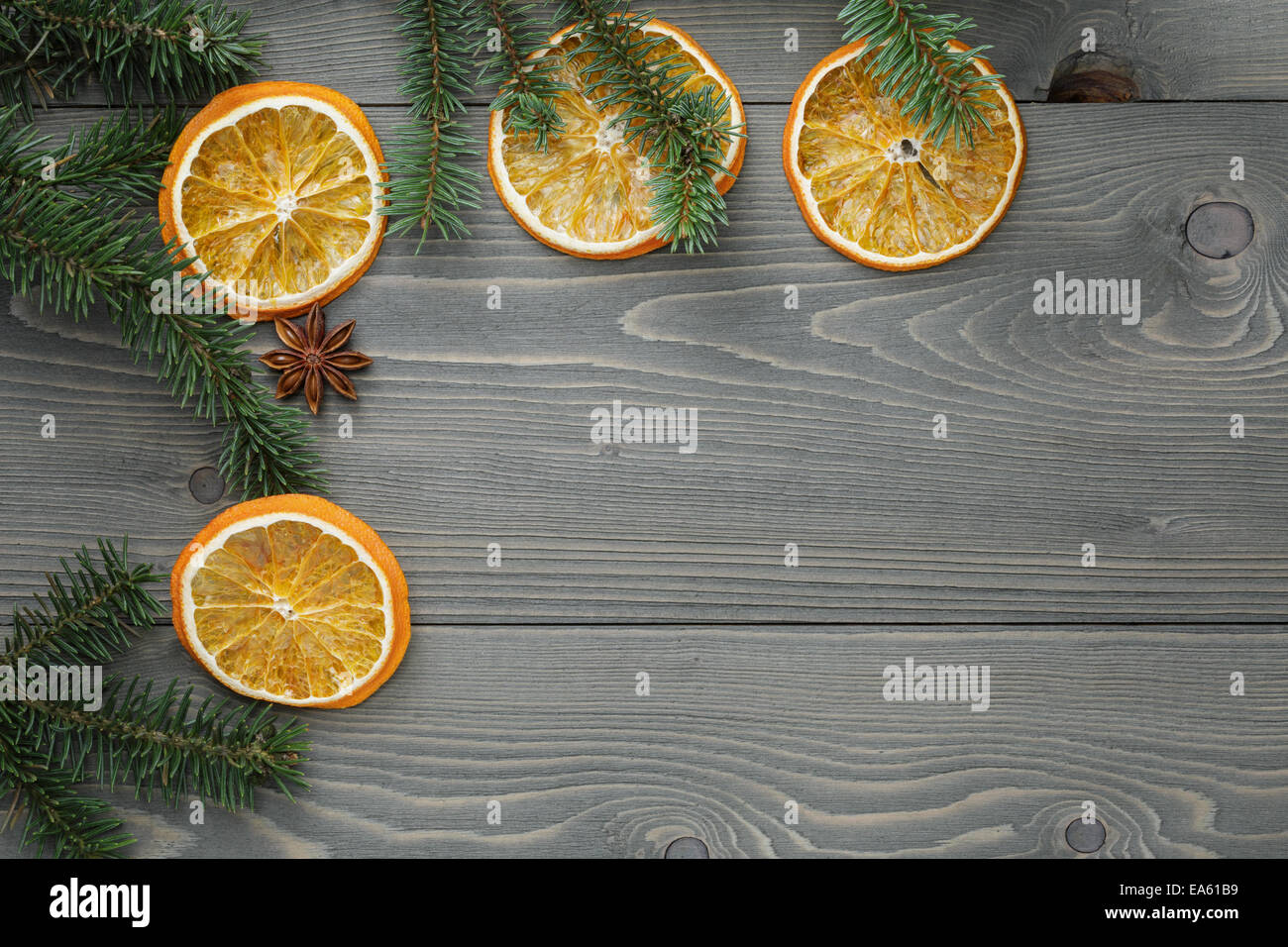 Rameau de chêne séché avec des tranches d'orange et d'anis, fond de Noël Banque D'Images