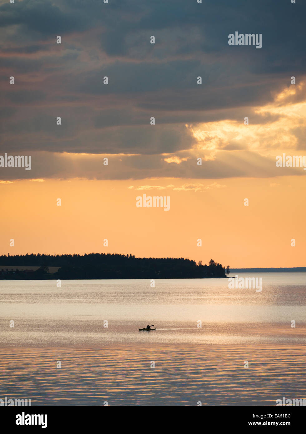 Scène paisible de canoë kayak au coucher du soleil. Le lac Vättern, Suède. Banque D'Images