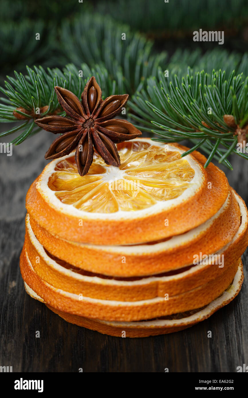 Tranches d'orange séchée à l'étoile d'anis, les décorations de Noël Banque D'Images