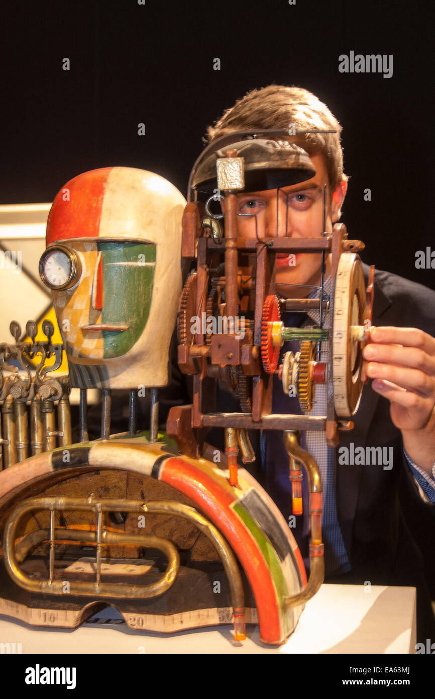 Londres, Royaume-Uni. 7 novembre, 2014. Sotheby's est de tenir sa séance inaugurale 20ème Siècle Art- une perspective différente vente le 12 novembre à Londres, où les collectionneurs auront la possibilité d'acquérir quelques exemples très estimé de l'avant-garde et l'art abstrait. Photo : Sotheby's Richard Lowkes examine Gerrg Hartmann's 'Mechanical Head', qui devrait récupérer entre £15 000 à £20 000 dollars aux enchères. Crédit : Paul Davey/Alamy Live News Banque D'Images