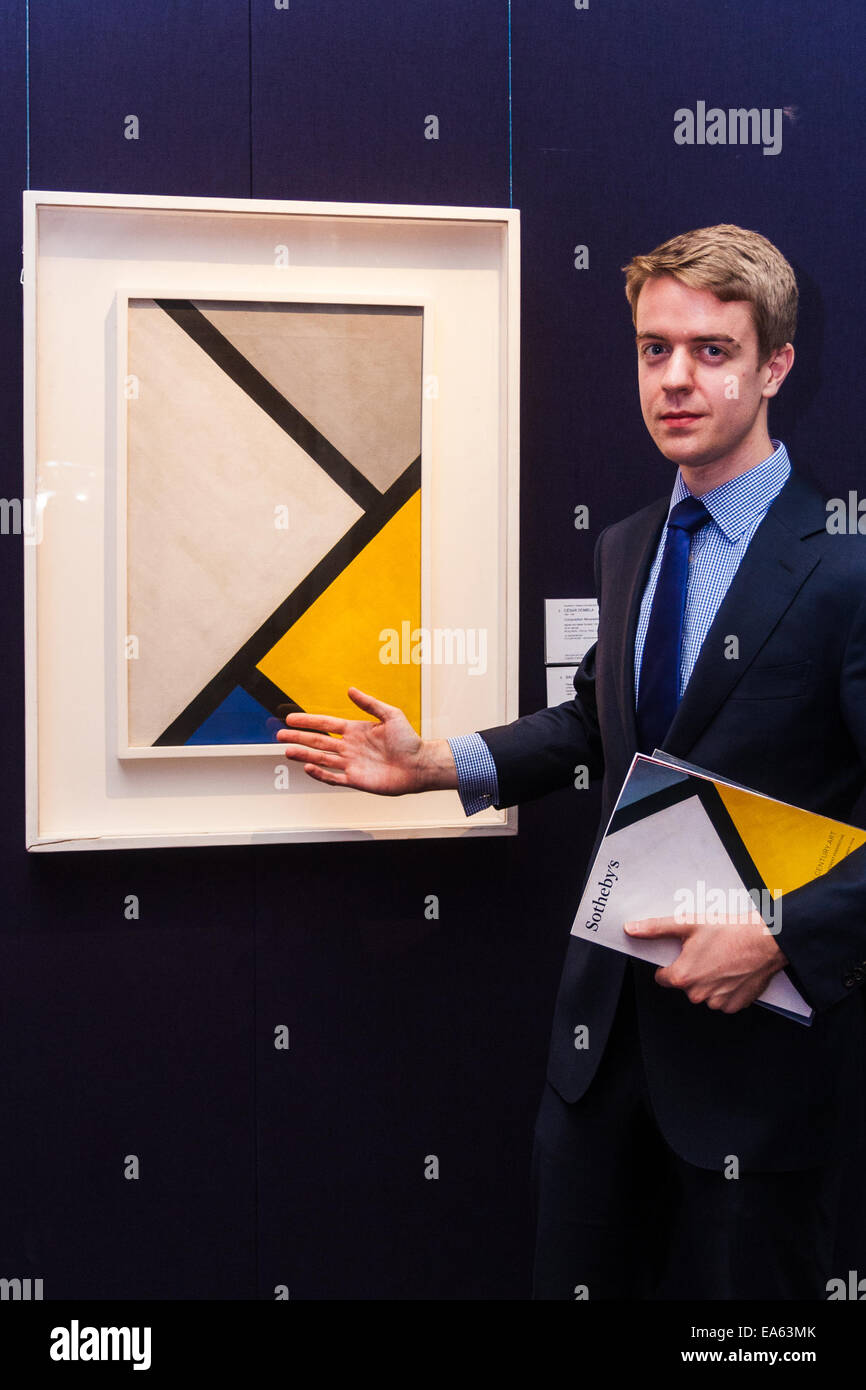 Londres, Royaume-Uni. 7 novembre, 2014. Sotheby's est de tenir sa séance inaugurale 20ème Siècle Art- une perspective différente vente le 12 novembre à Londres, où les collectionneurs auront la possibilité d'acquérir quelques exemples très estimé de l'avant-garde et l'art abstrait sur la photo : Richard Lowkes Sotheby's, un spécialiste peintures traite de Cesar Domela's "Composition Le Néo-plastique à partir de 1926 qui est estimé entre 400 000 € seront à £600 000. Crédit : Paul Davey/Alamy Live News Banque D'Images