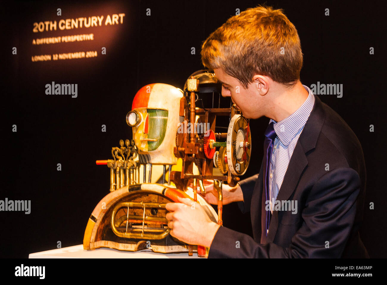 Londres, Royaume-Uni. 7 novembre, 2014. Sotheby's est de tenir sa séance inaugurale 20ème Siècle Art- une perspective différente vente le 12 novembre à Londres, où les collectionneurs auront la possibilité d'acquérir quelques exemples très estimé de l'avant-garde et l'art abstrait. Photo : Sotheby's Richard Lowkes examine Gerrg Hartmann's 'Mechanical Head', qui devrait récupérer entre £15 000 à £20 000 dollars aux enchères. Crédit : Paul Davey/Alamy Live News Banque D'Images