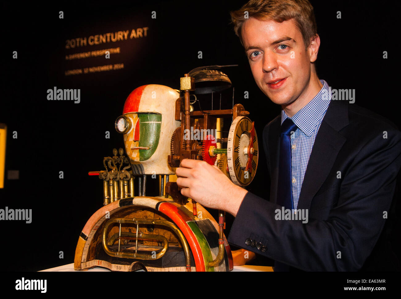 Londres, Royaume-Uni. 7 novembre, 2014. Sotheby's est de tenir sa séance inaugurale 20ème Siècle Art- une perspective différente vente le 12 novembre à Londres, où les collectionneurs auront la possibilité d'acquérir quelques exemples très estimé de l'avant-garde et l'art abstrait. Photo : Sotheby's Richard Lowkes examine Gerrg Hartmann's 'Mechanical Head', qui devrait récupérer entre £15 000 à £20 000 dollars aux enchères. Crédit : Paul Davey/Alamy Live News Banque D'Images