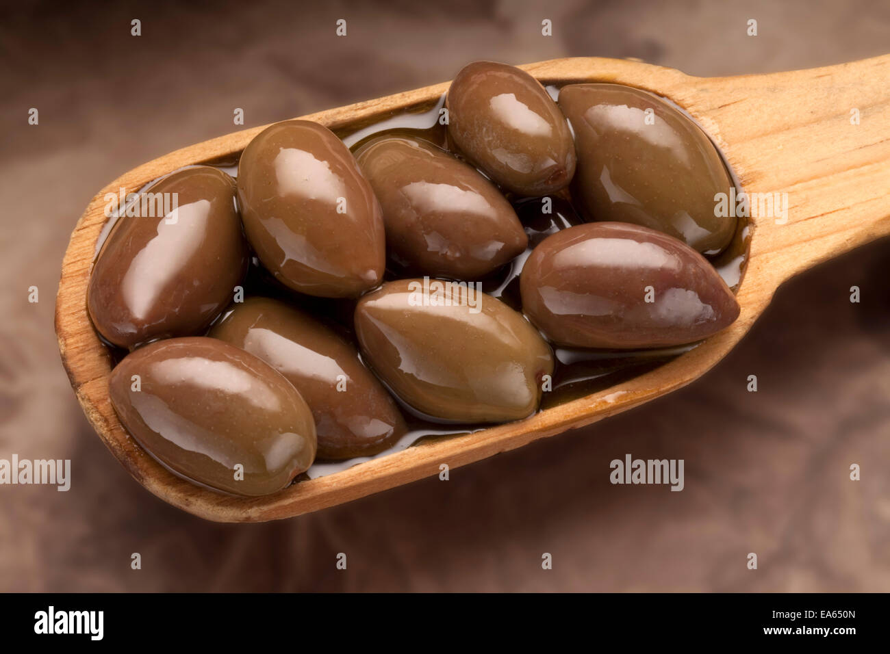 Cuillère en bois plein d'olives de Kalamata Banque D'Images