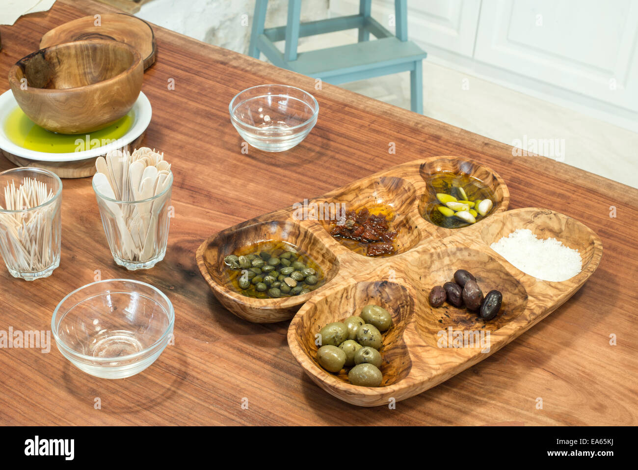 Les olives dans un bol en bois pour dégustation Banque D'Images