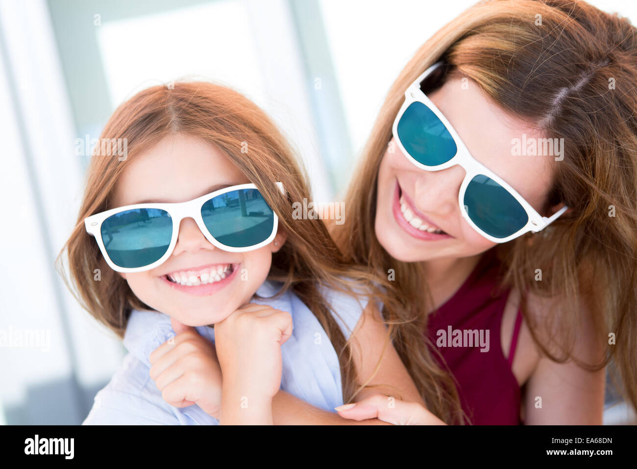 Mère et fille avec des lunettes et d'avoir du plaisir Banque D'Images