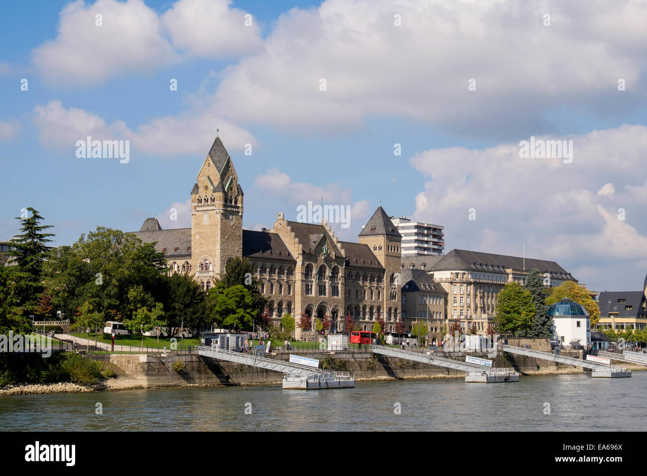 Vue sur le Rhin pour les bâtiments anciens et jetées sur le front de mer dans la vieille ville de Coblence, Rhénanie-Palatinat, Allemagne Banque D'Images