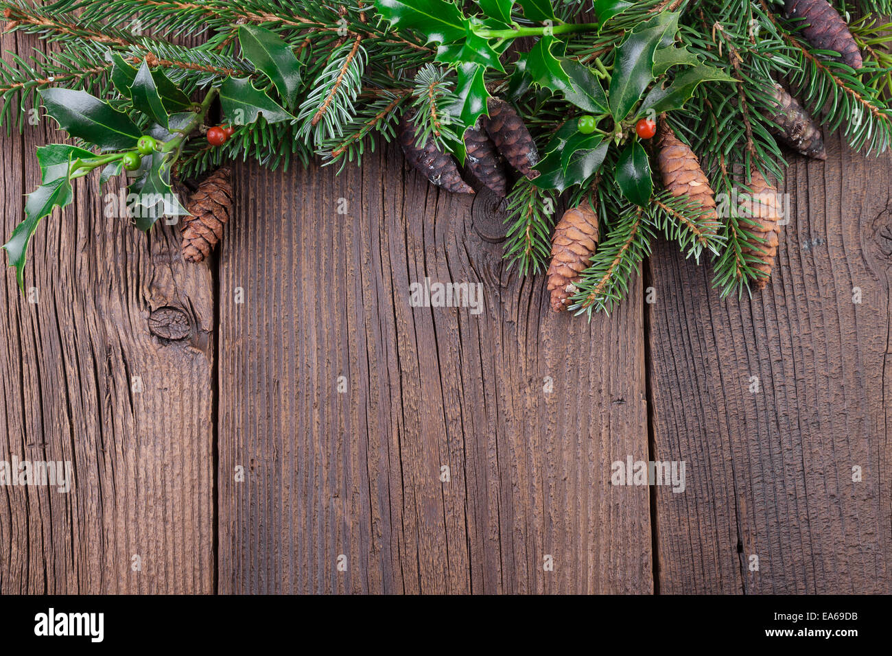 La Direction générale de l'arbre de Noël avec des pommes de pins sur fond de bois vieux Banque D'Images