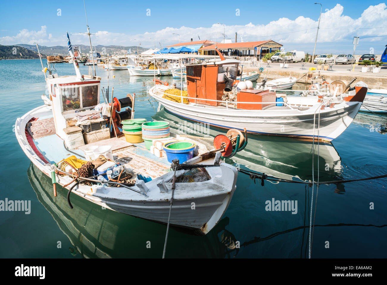 Bateaux de pêche en Grèce. La lumière du jour Banque D'Images