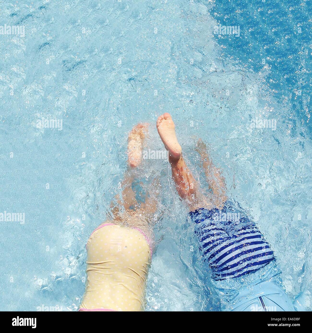 Deux enfants se trouvant à l'avant dans la piscine Banque D'Images