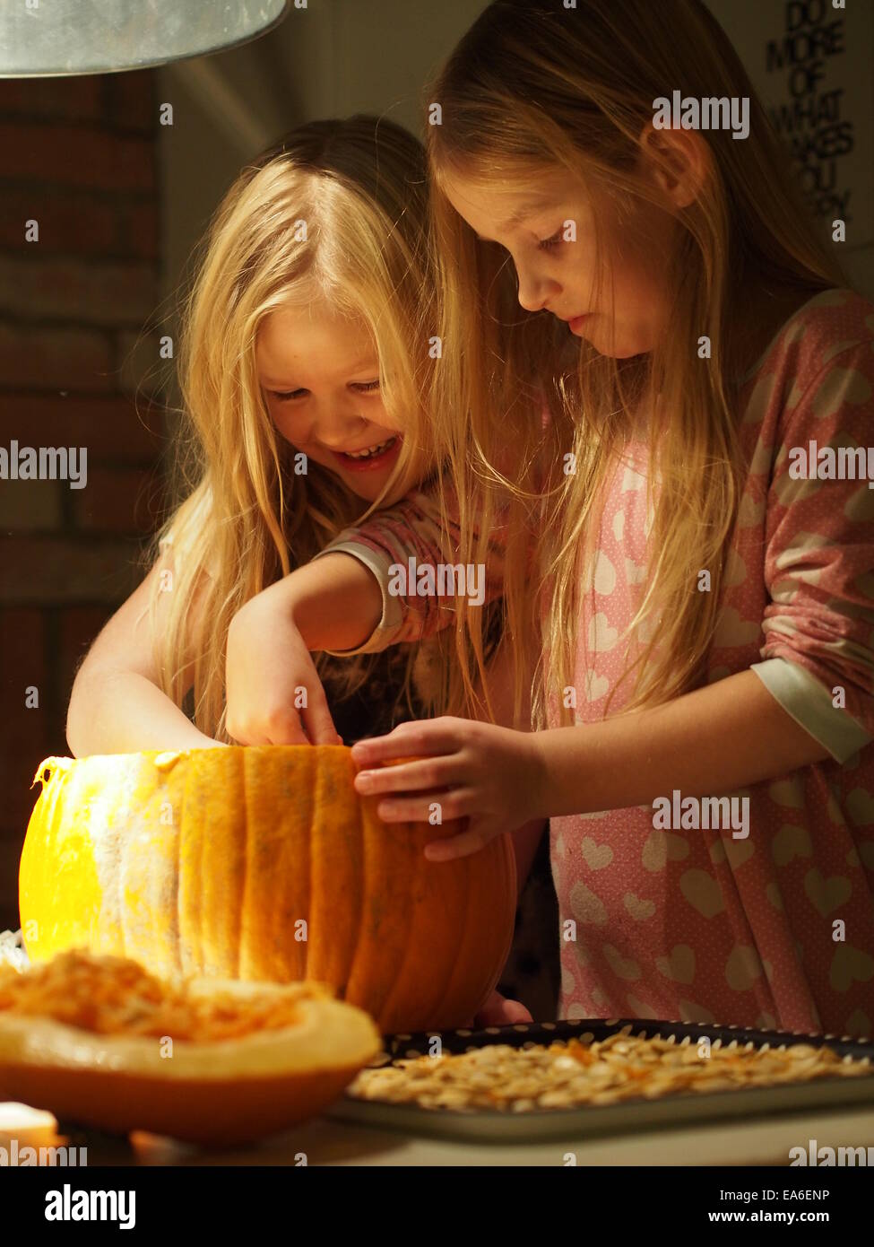 Deux filles préparant une citrouille pour Halloween, Suède Banque D'Images