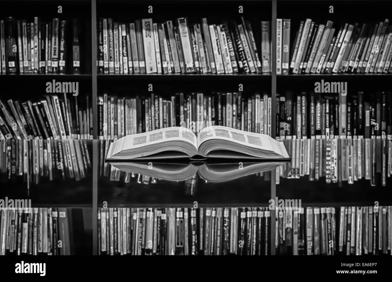 Un livre ouvert sur le bureau de la bibliothèque Banque D'Images