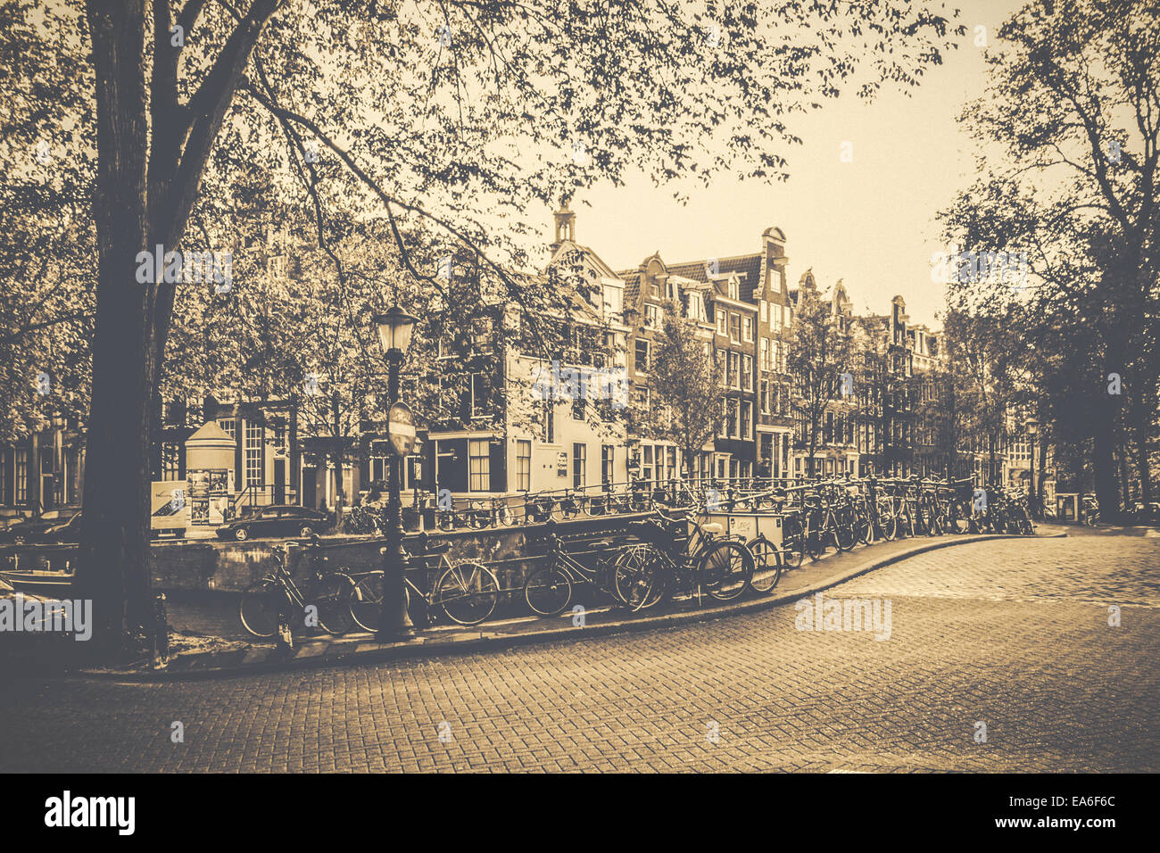 Pays-bas, Amsterdam, des vélos garés le long de rails de canal Banque D'Images