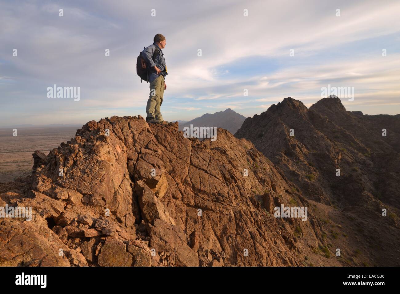 Randonneur se tenant au sommet des montagnes Mowhawk, Arizona, États-Unis Banque D'Images