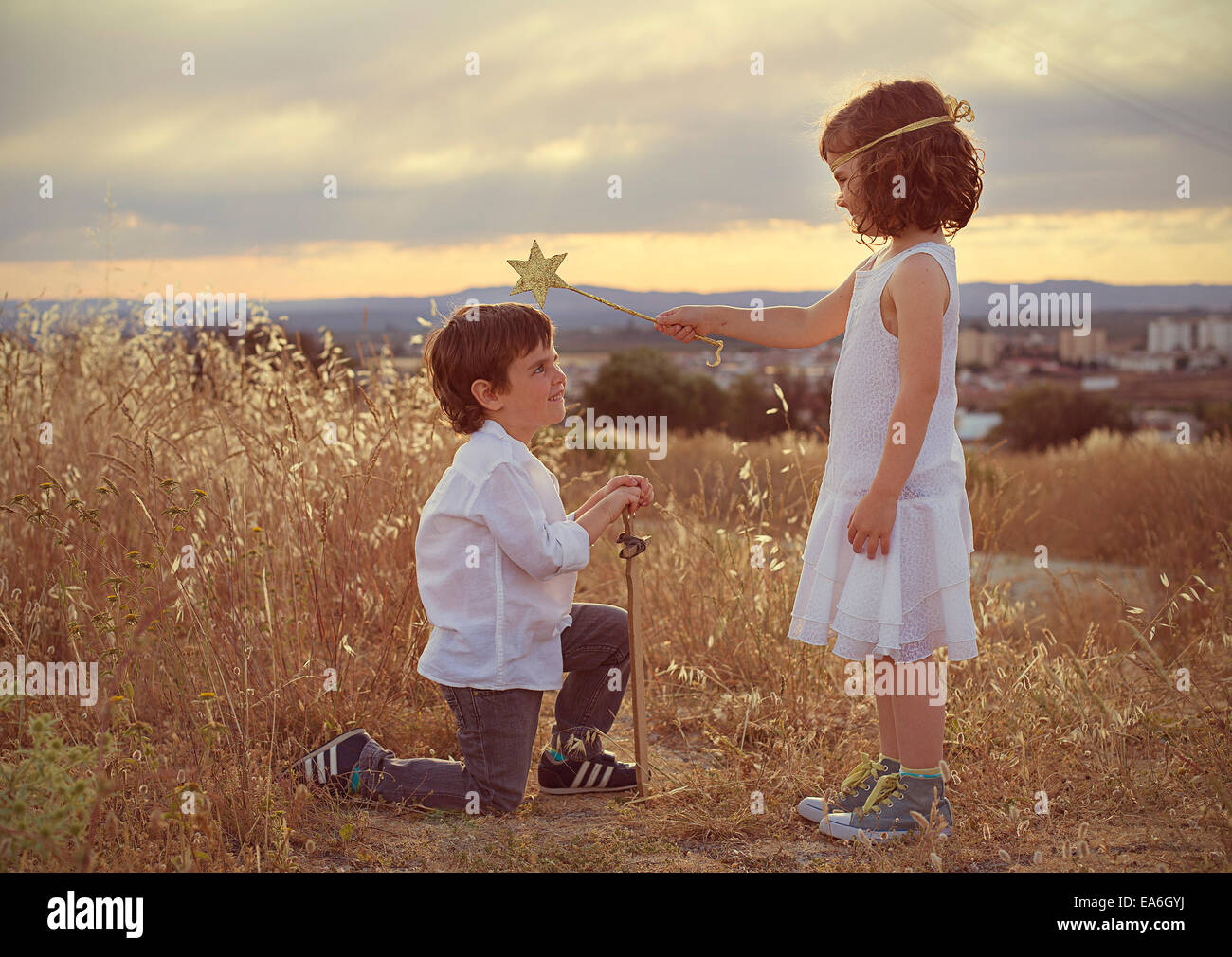 La princesse imaginaire knighting un loyal chevalier Banque D'Images