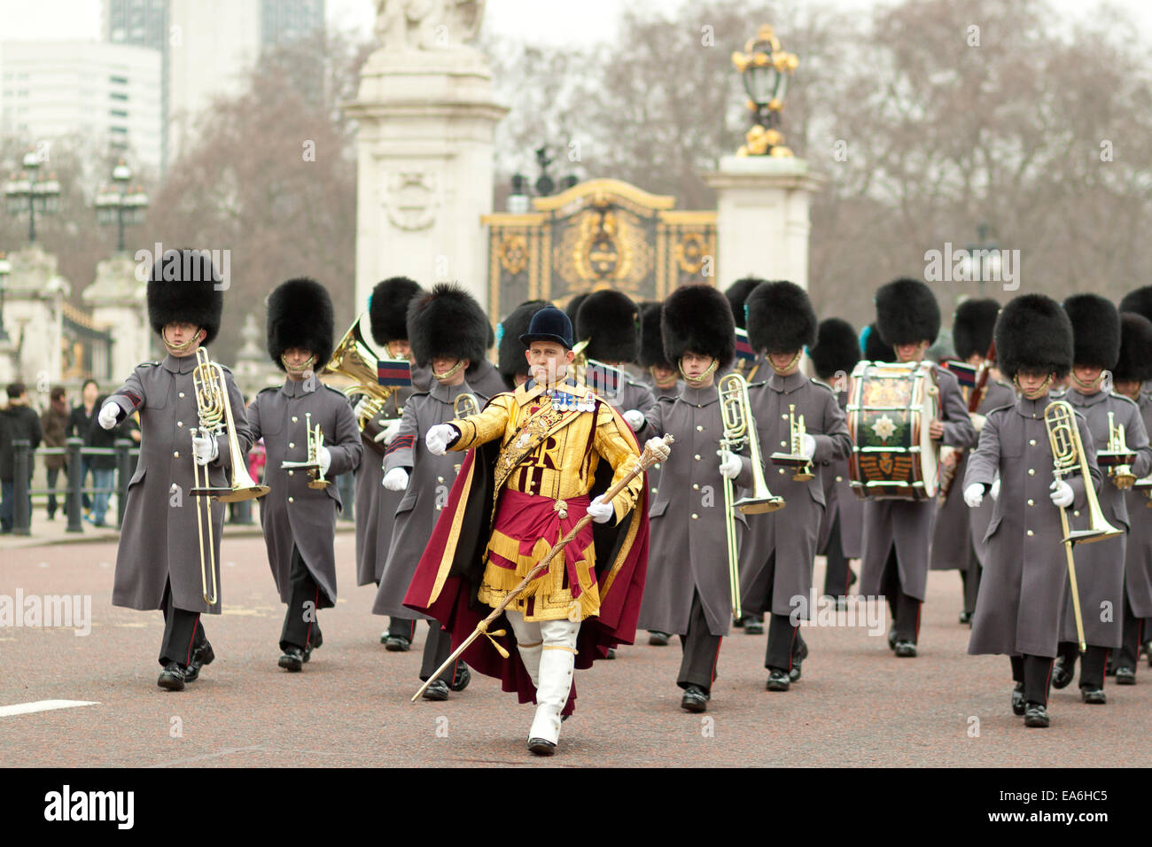 La bande de l'Irish Guards à l'évolution de la garde à Buckingham Palace, London, UK en hiver. L'accent sur le leader avec s Banque D'Images