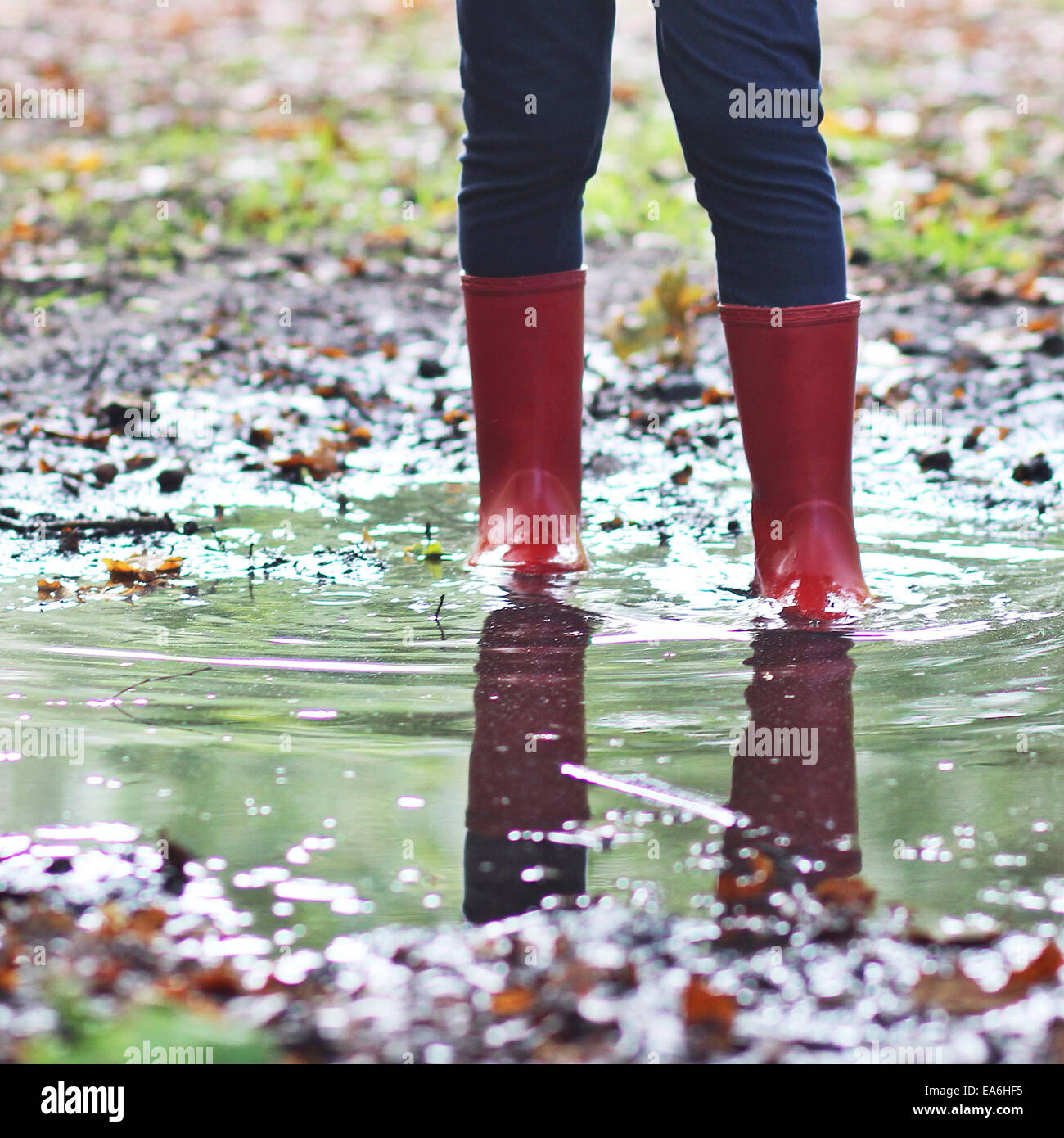 Bottes Wellington Girl standing in puddle Banque D'Images