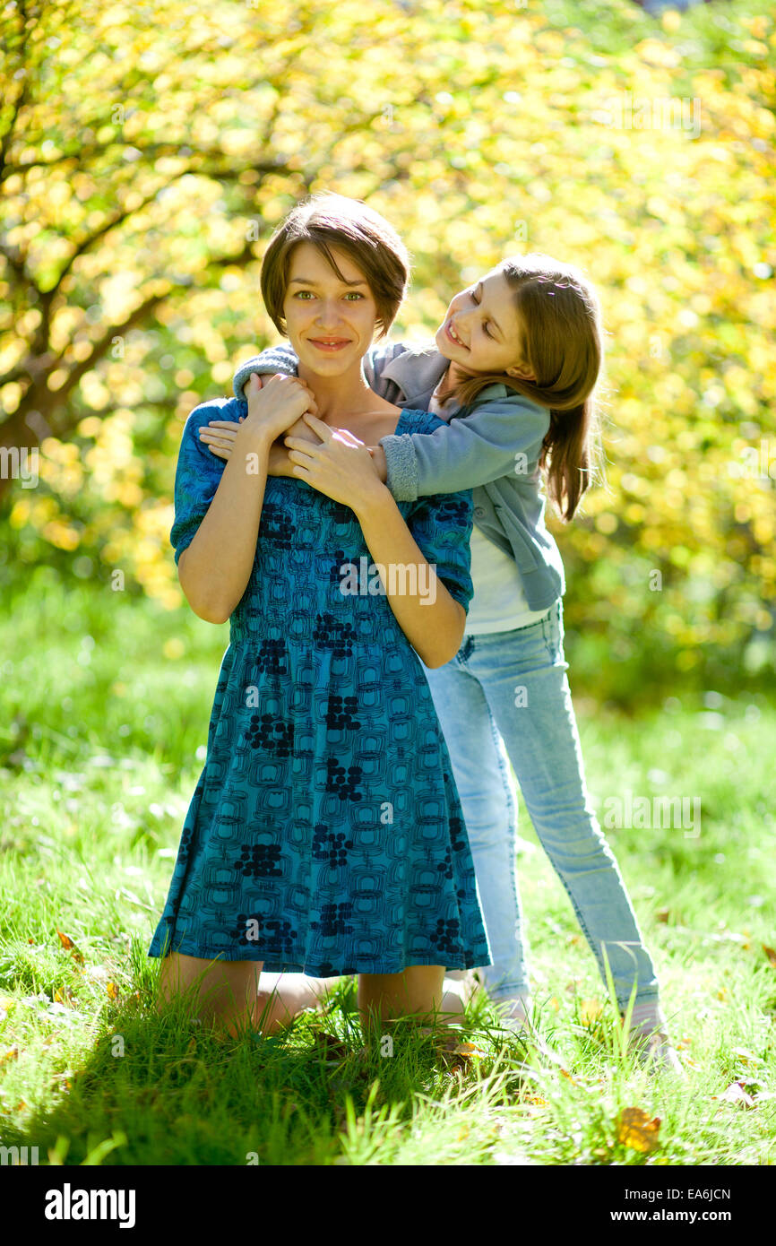 Deux sœurs dans un parc en automne Banque D'Images