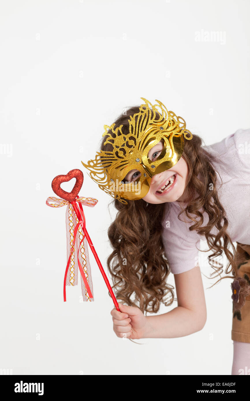 Fille dans un masque et d'un coup de baguette magique, à la recherche du bord Banque D'Images