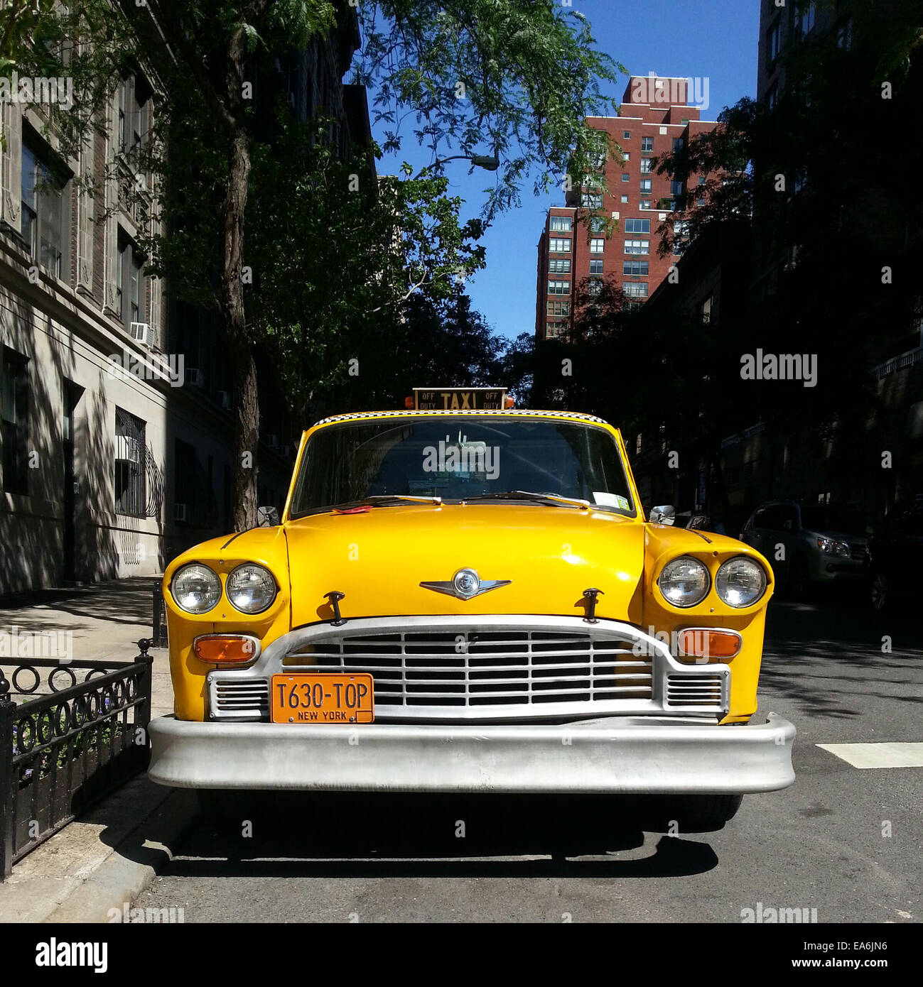 Taxi jaune garée dans la rue, Manhattan, New York, États-Unis Banque D'Images