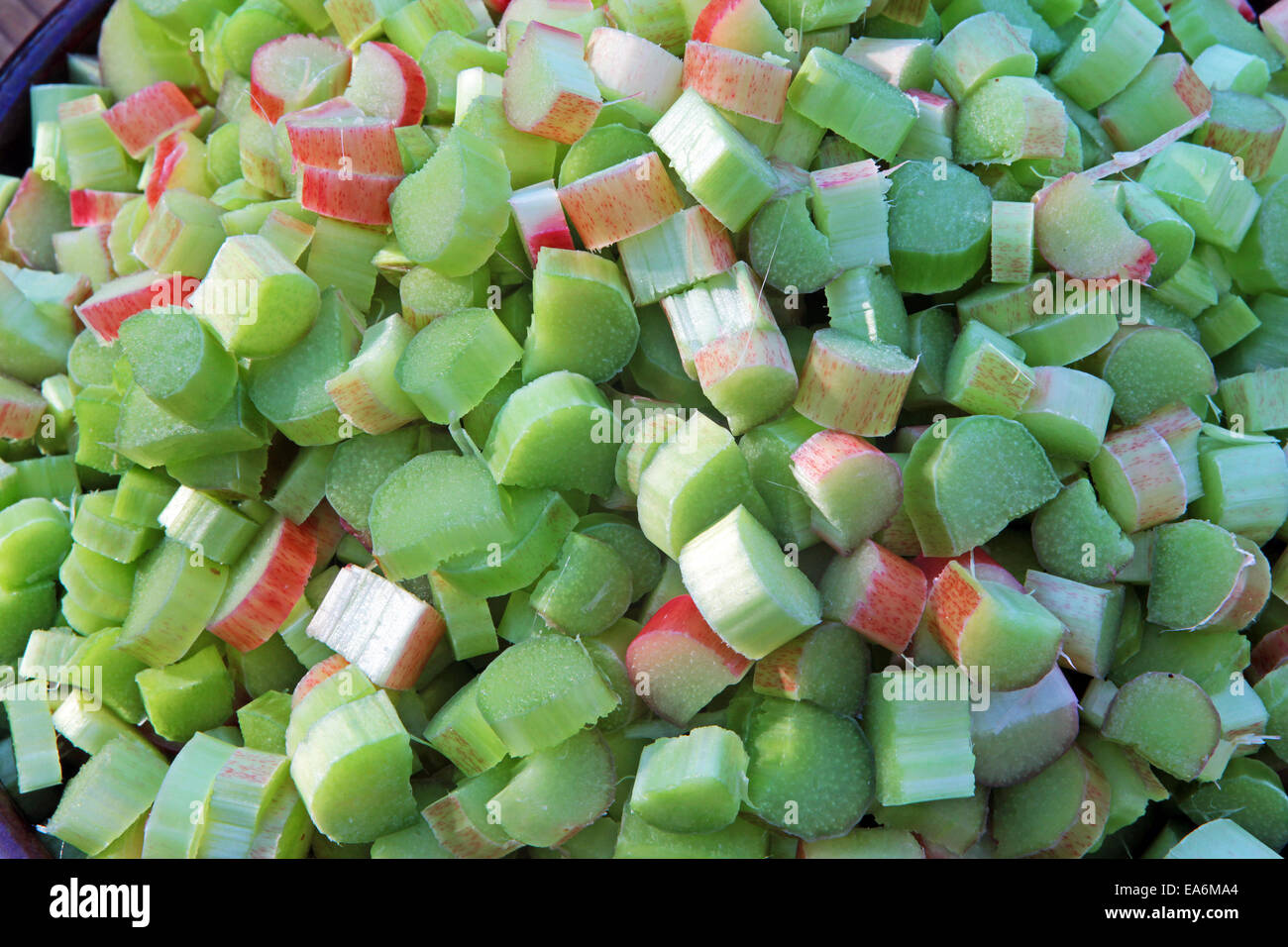 La rhubarbe hachées gros plan de fruits. Banque D'Images