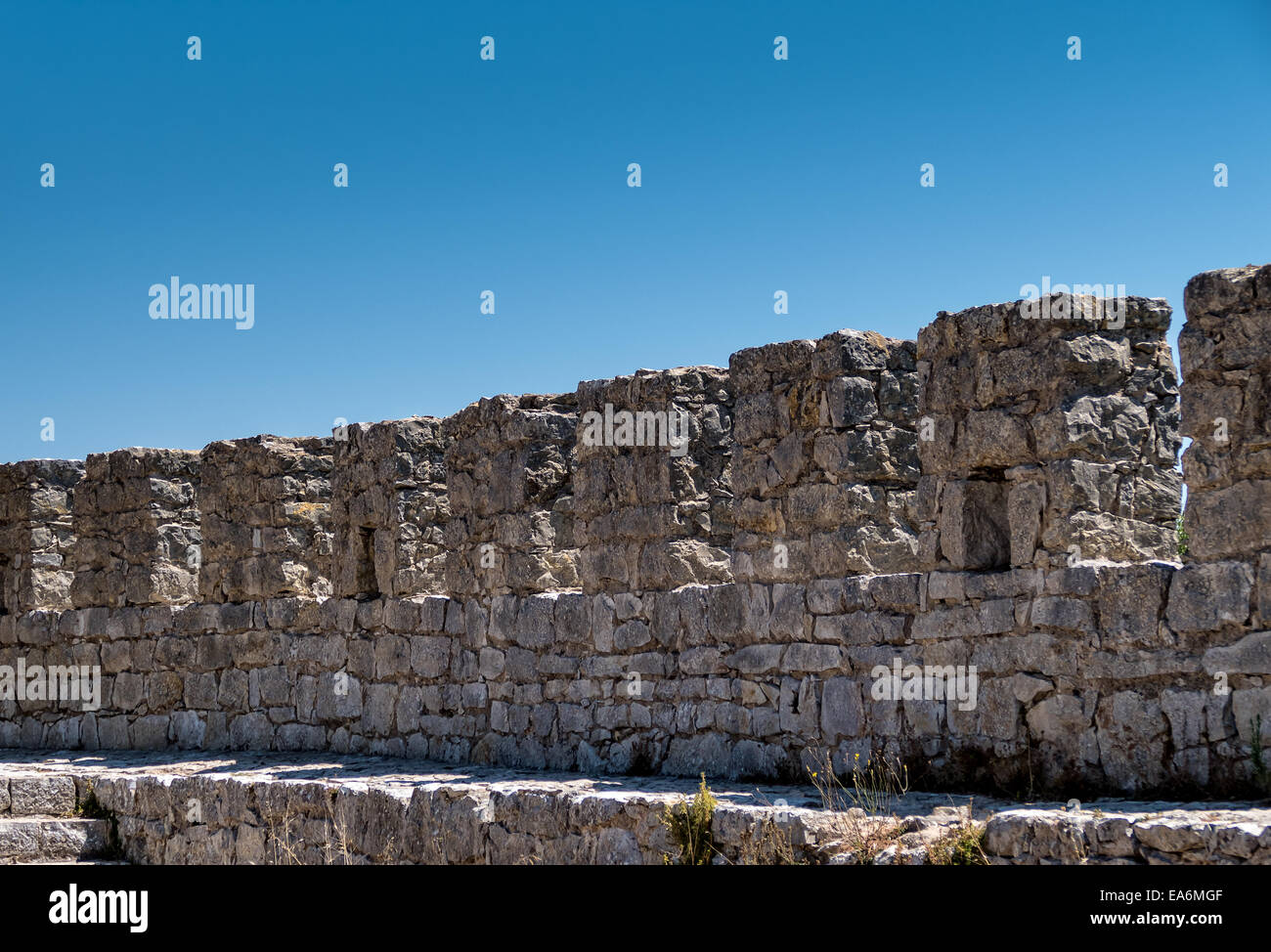 L'ancienne forteresse de pierre mur sur fond de ciel bleu Banque D'Images
