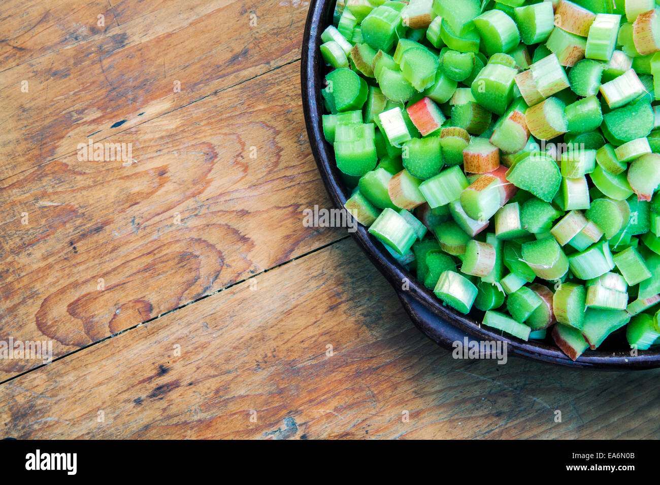 La rhubarbe hachées gros plan de fruits. Banque D'Images