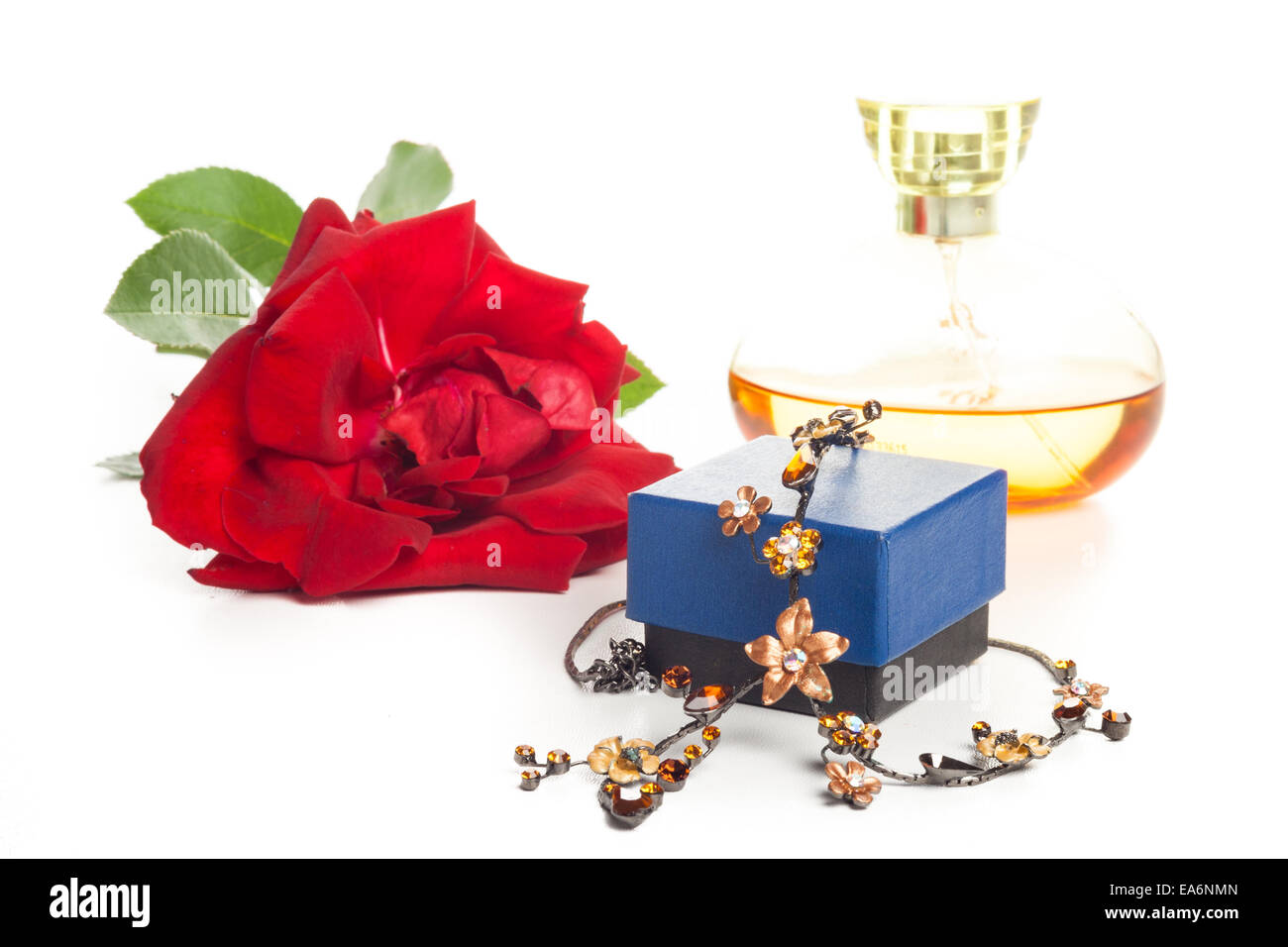 Parfum et collier rose Banque D'Images