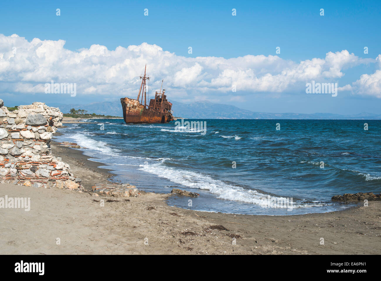 Rustique ancien grand navire. Ciel bleu Banque D'Images