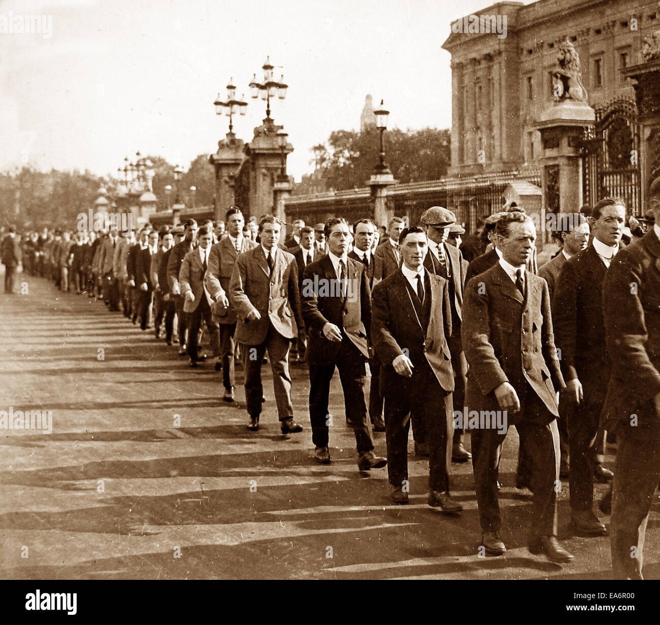 Recrute à l'extérieur de Buckingham Palace pendant WW1 Banque D'Images