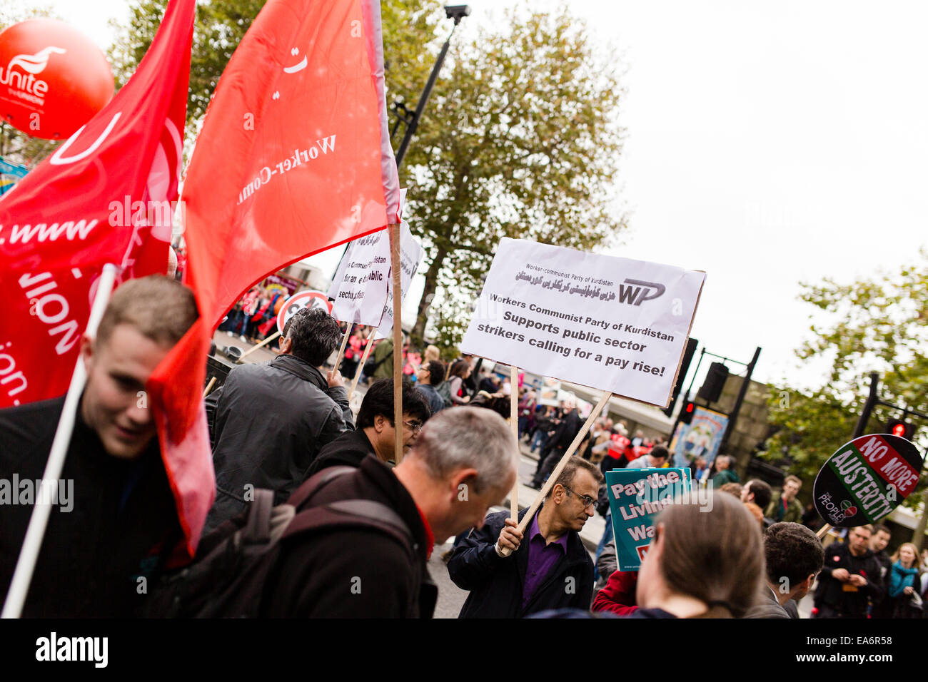 Les manifestants syndicaux mars à Londres le 18 octobre 2014 pour manifester contre l'austérité et les coupures du gouvernement Banque D'Images