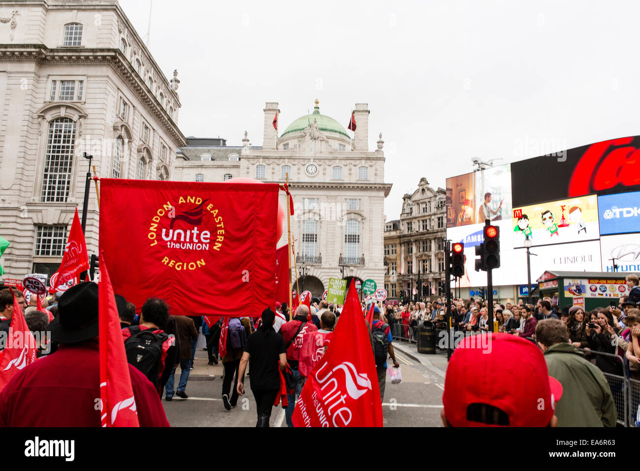 Les manifestants syndicaux mars à Londres le 18 octobre 2014 pour manifester contre l'austérité et les coupures du gouvernement Banque D'Images