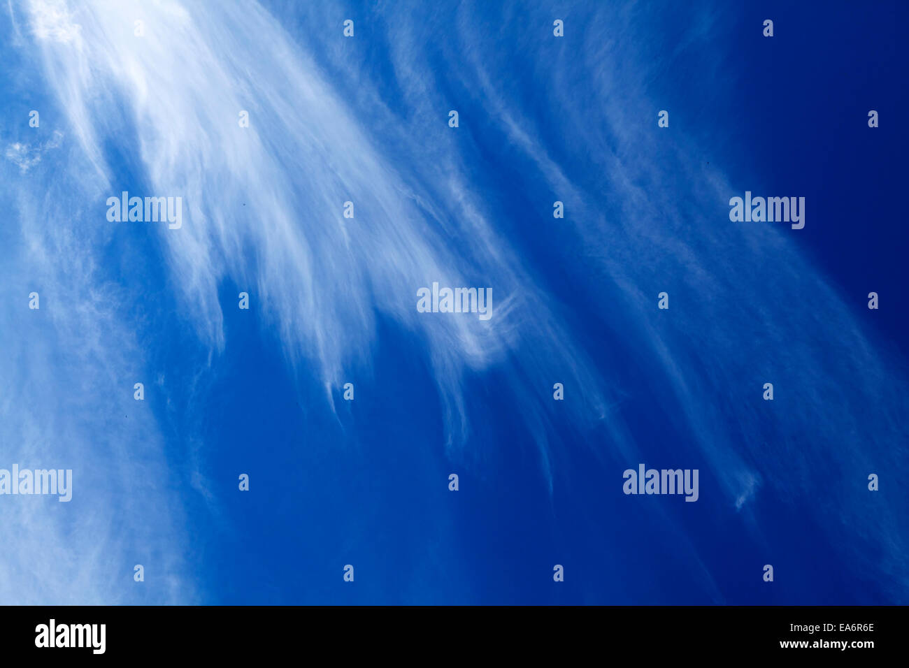 Cirrus et Cumulus contre un ciel bleu foncé. Banque D'Images