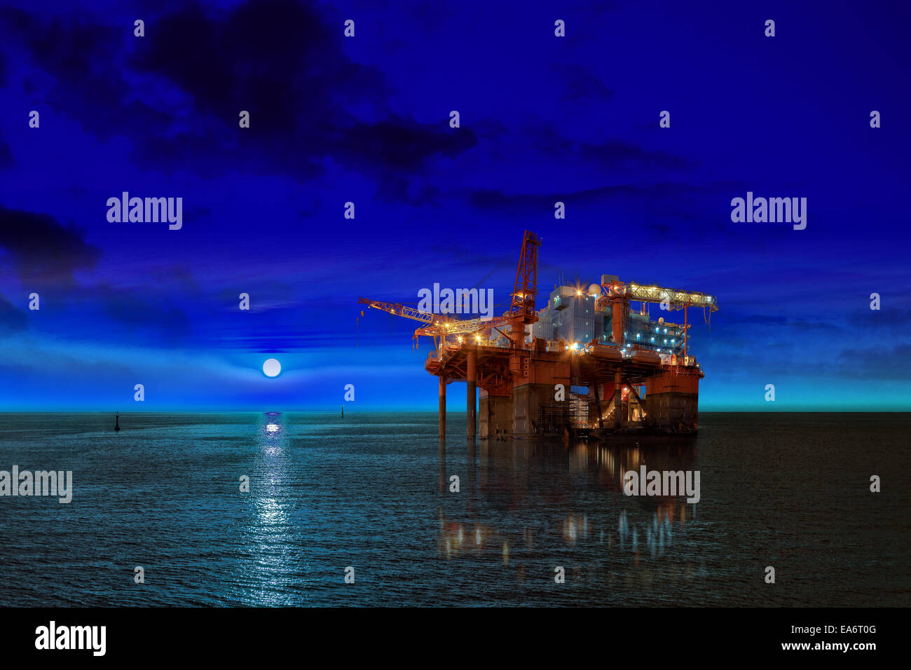 Plate-forme pétrolière de nuit et la lune. Banque D'Images