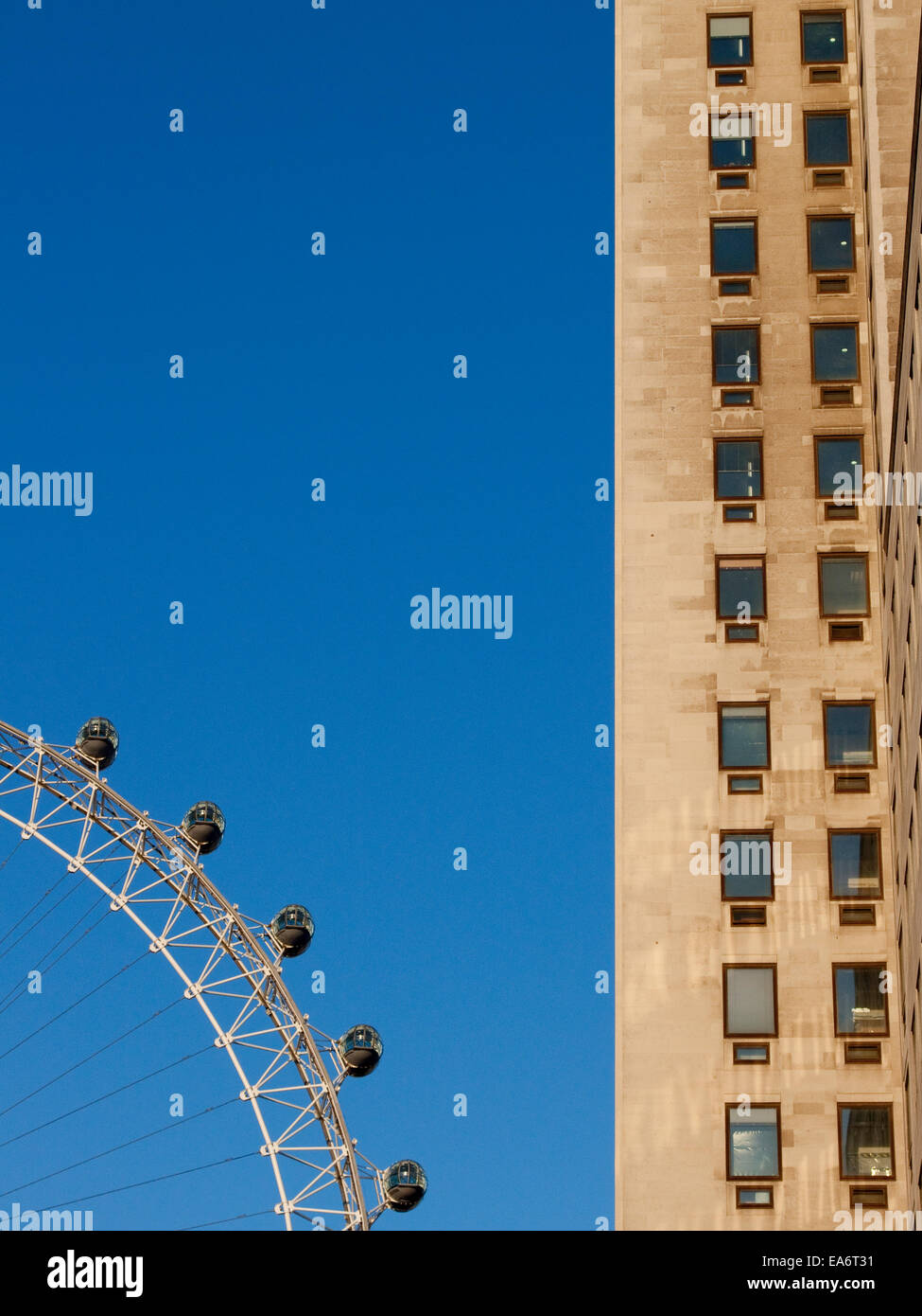 Contraste entre les lignes droites de l'architecture du centre de Shell et courbes du London Eye, London South Bank Banque D'Images