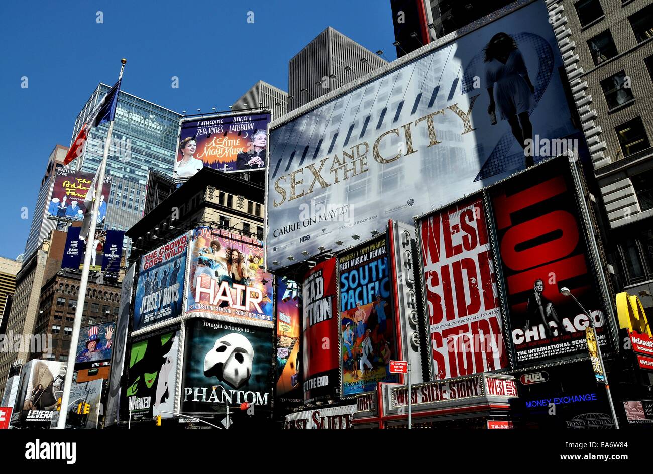 NYC : Publicité couvre les côtés des bâtiments la promotion de films et de comédies musicales de Broadway à Times Square at West 46th Street Banque D'Images