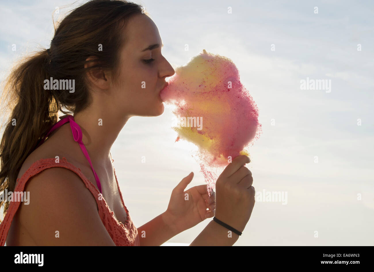 Teenage girl eating Candy Floss, Angleterre Banque D'Images