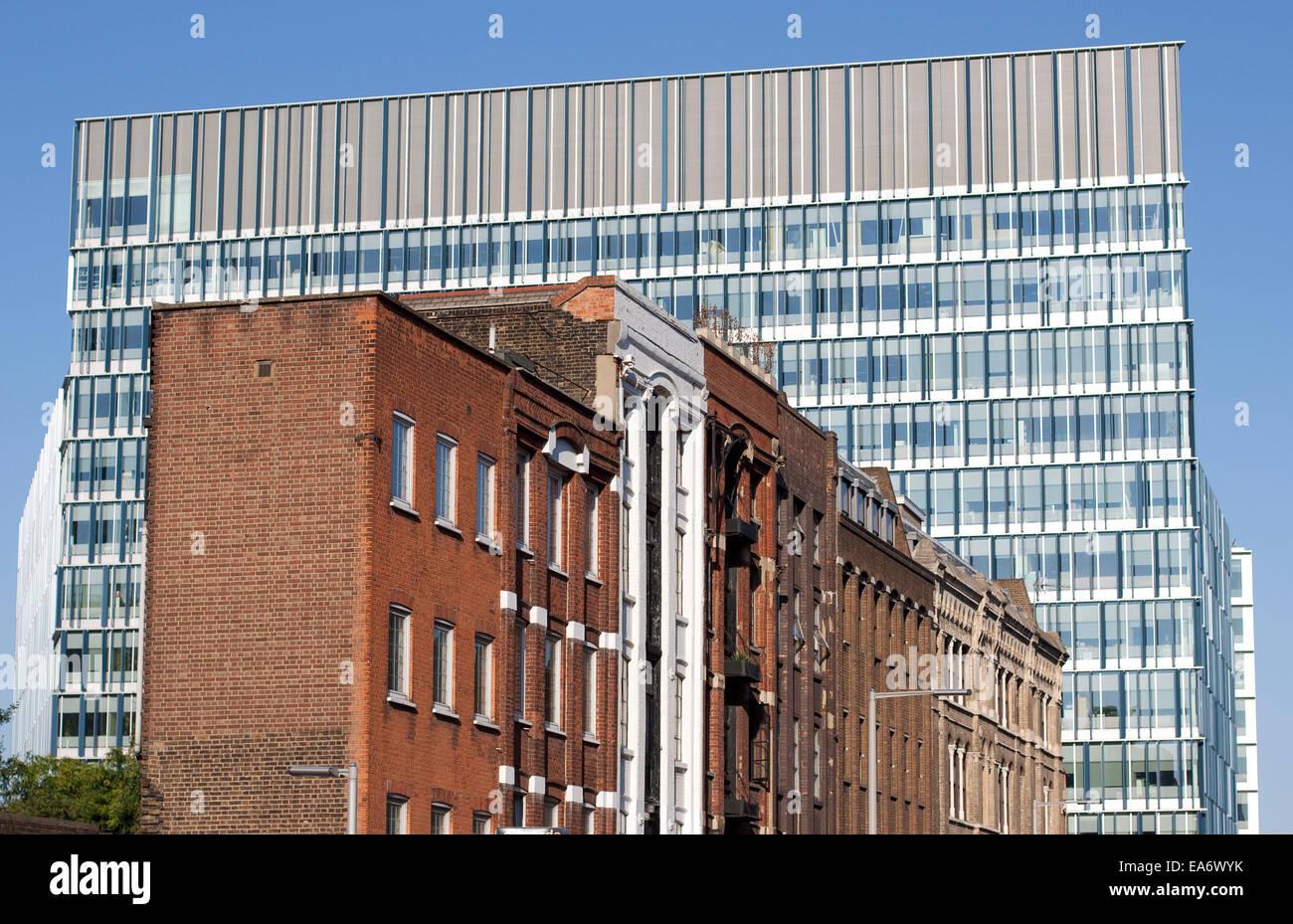 L'architecture contrastée de l'ancien et le nouveau avec le développement de Bankside sur Southwark Street, Londres Banque D'Images