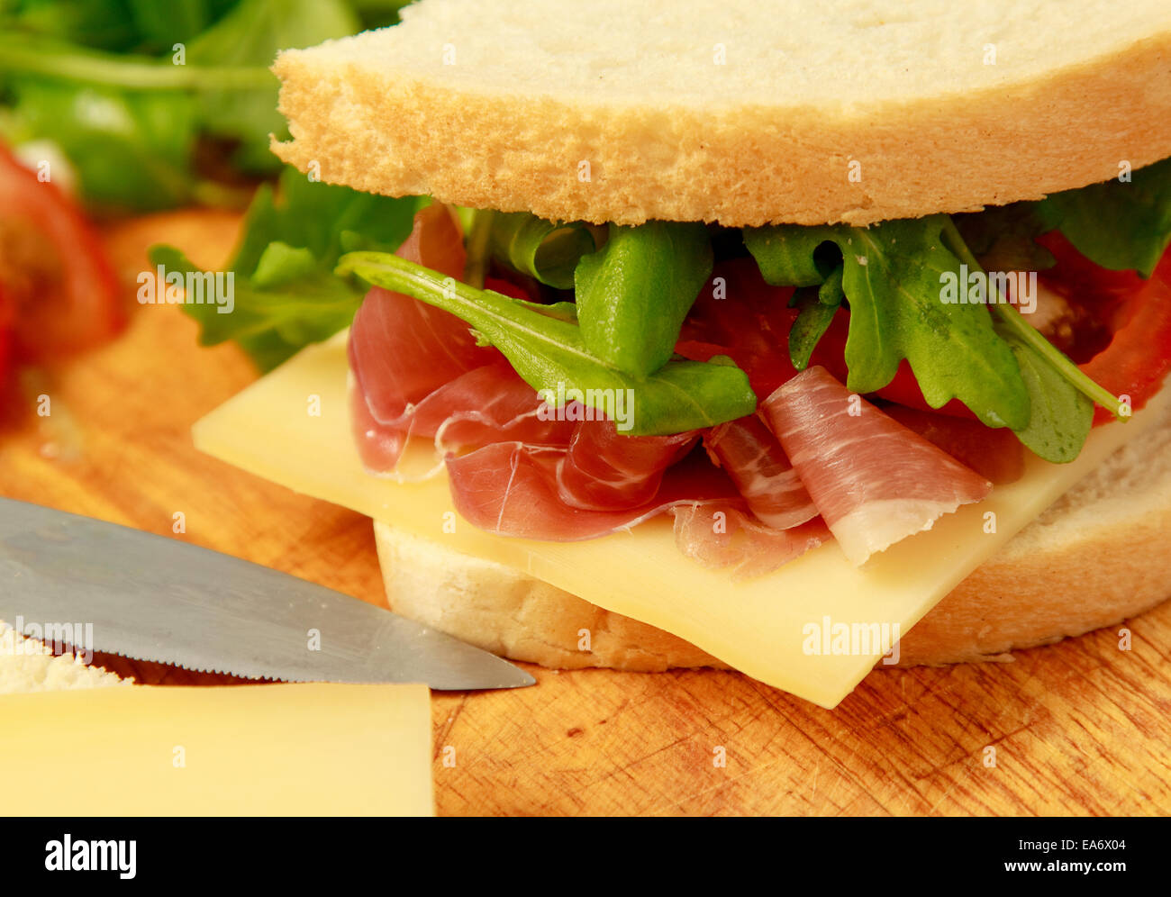 Bloomer blanc sandwich pain de jambon prosciutto, fromage gruyère, de tranches de tomate et à la roquette Banque D'Images