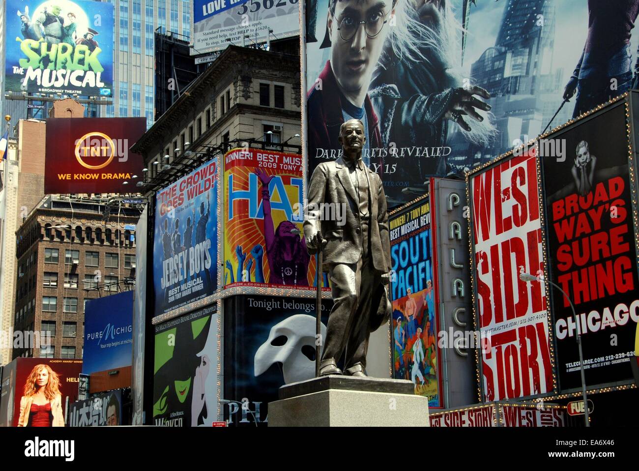 NYC : statue du célèbre showman George M. Cohan et d'énormes panneaux publicitaires extérieurs la promotion de comédies musicales de Broadway à Times Square Banque D'Images