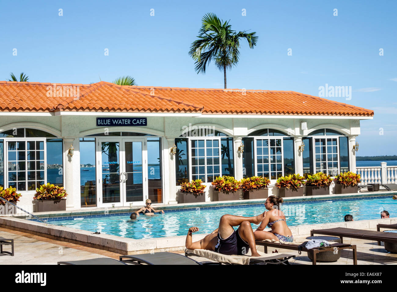 Miami Florida,Intercontinental,hôtel hôtels motels inn motel, piscine, chaises longues, Blue Water Cafe, les visiteurs voyage tour t Banque D'Images