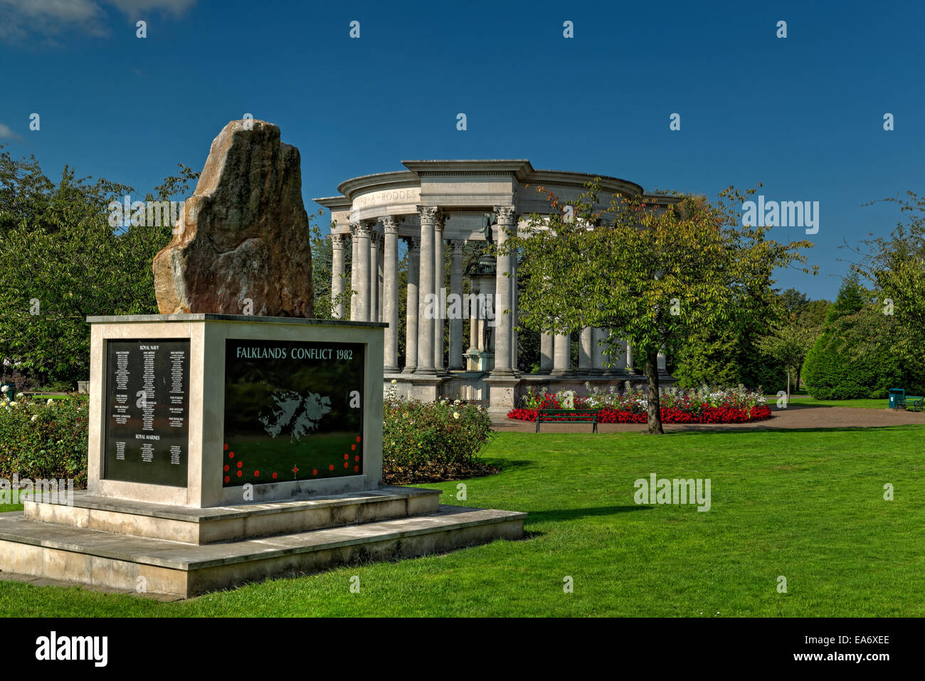 Les monuments commémoratifs de la Seconde Guerre mondiale et le conflit des Malouines dans un Cathays Park, Cardiff Civic Center Banque D'Images