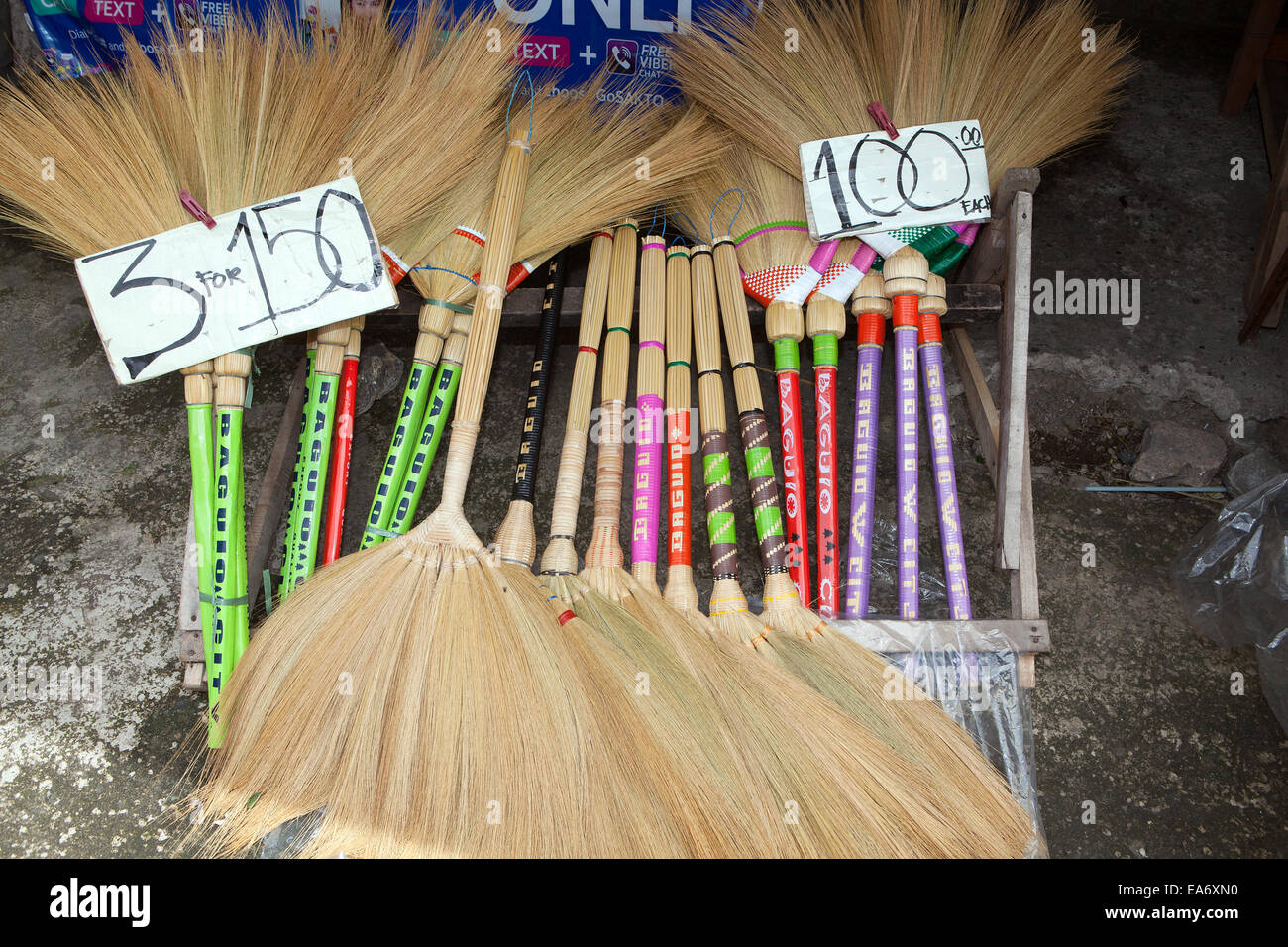 Paille bijou ventilateur souvenirs en vente à un balais éventaire à Baguio City, l'île de Luzon, aux Philippines. Banque D'Images