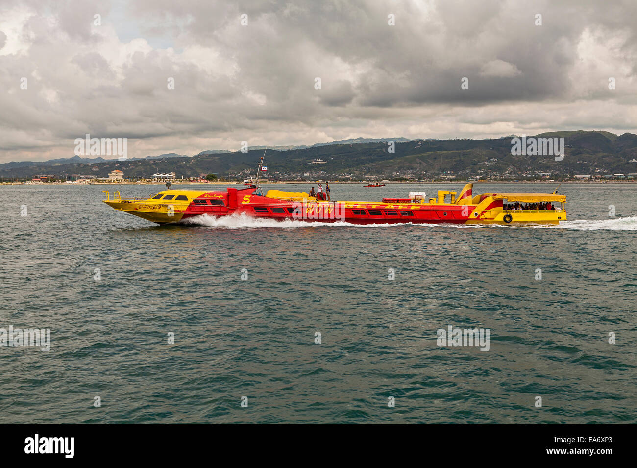 Le Cebu à Bohol Supercat fast ferry rendant sa course à travers le détroit de Cebu aux Philippines. Banque D'Images