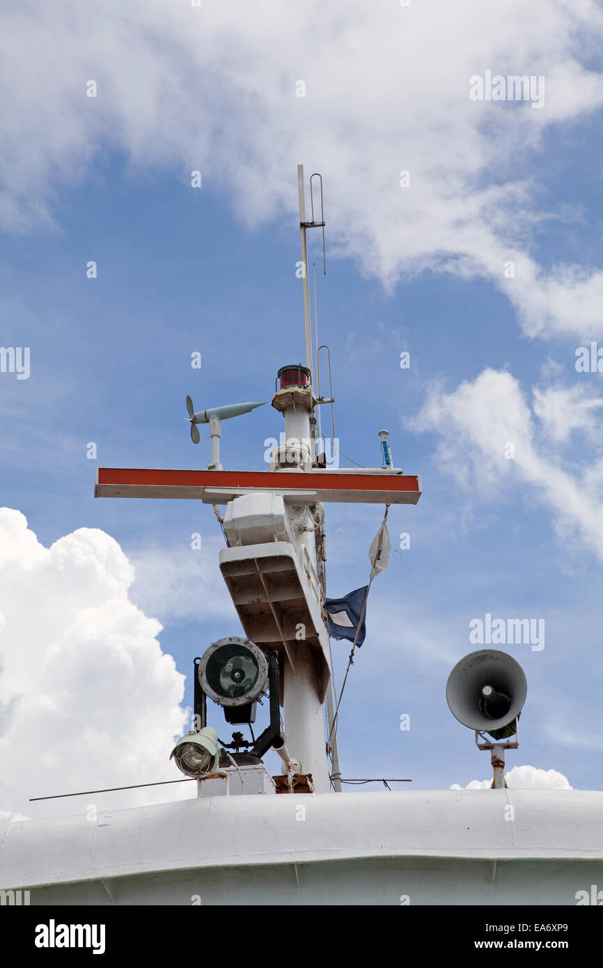 Systèmes de navigation et de communication sur le haut d'un pont de navire. Banque D'Images