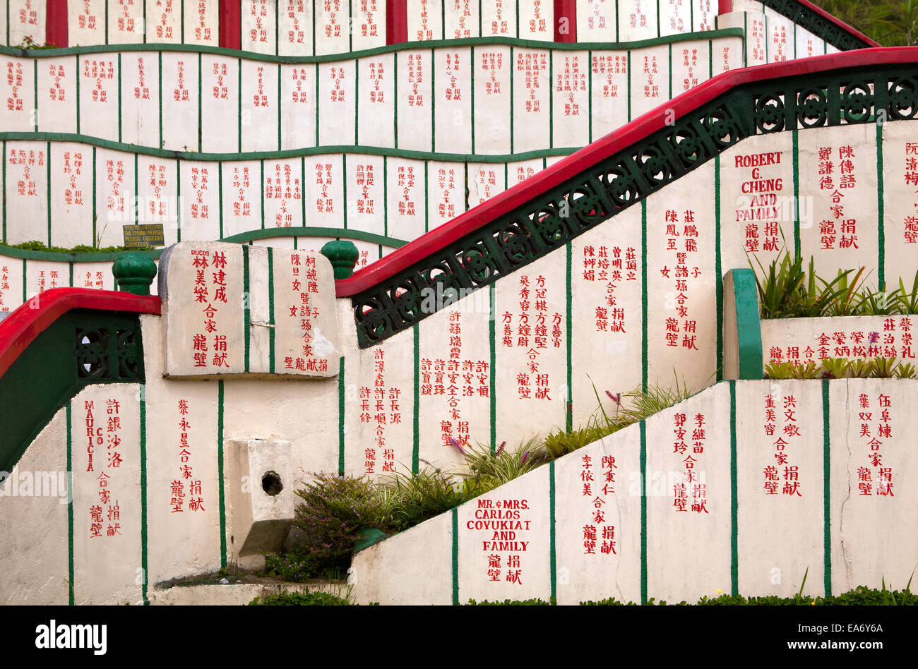 Les murs de l'escalier, une église Bell temple taoïste, dans la ville de Baguio, Philippines sont couverts en caractères chinois naming donateurs. Banque D'Images