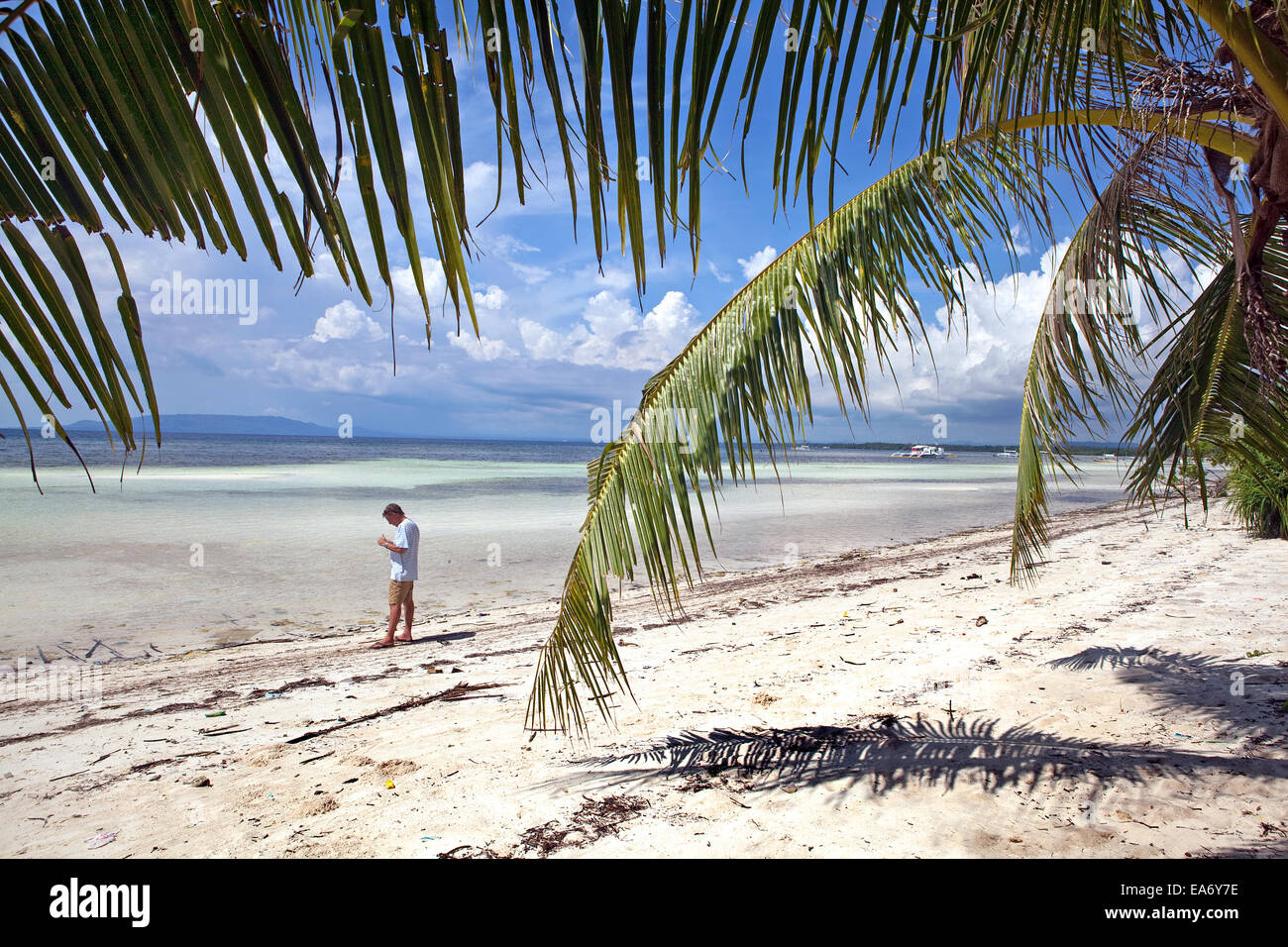 Tourisme en vacances à distance, épaves le long d'une plage de sable blanc sur l'île de Panglao, Bohol, Philippines. Banque D'Images