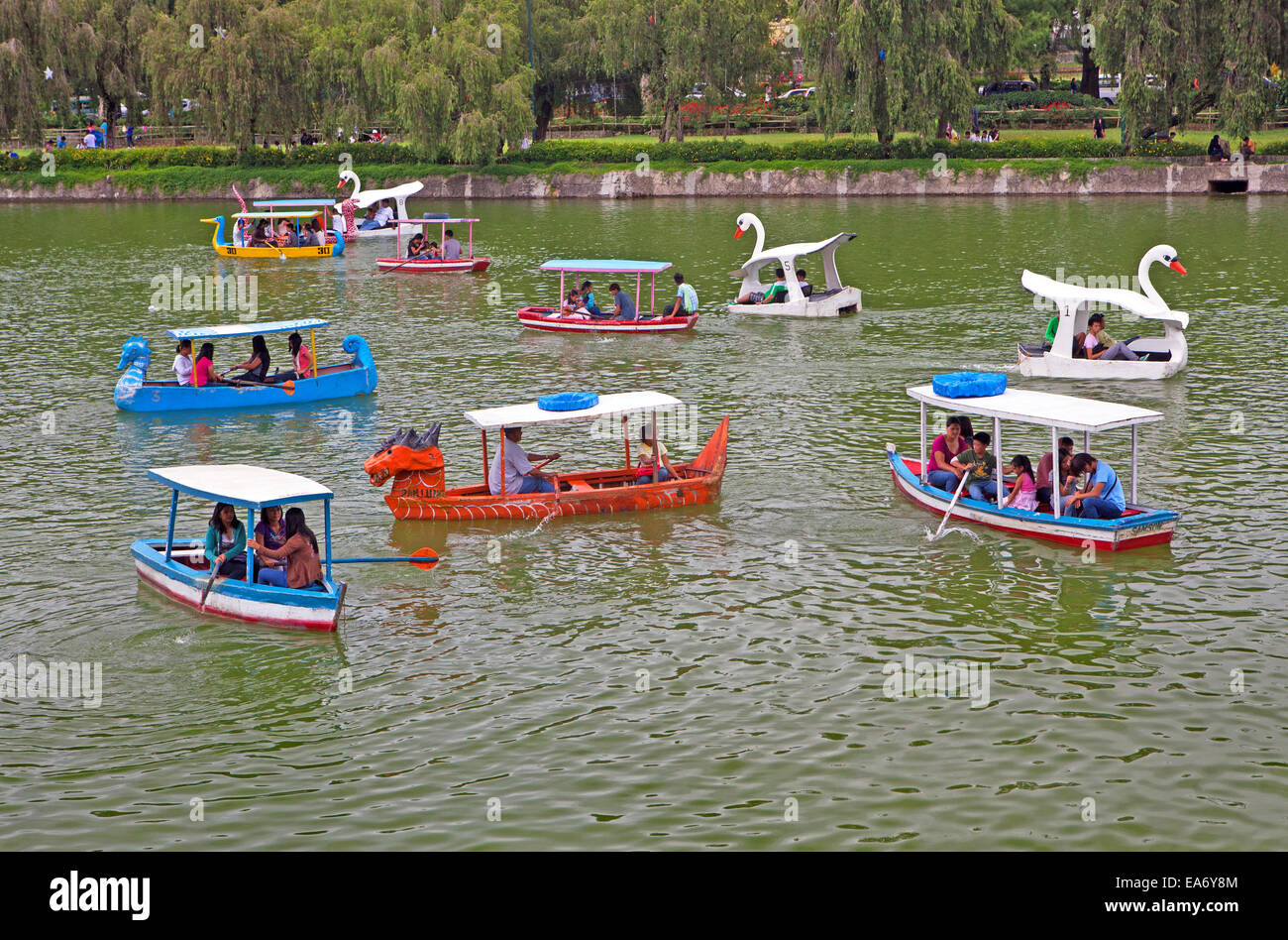 Familles Philippines et les touristes de profiter d'un après-midi sur l'étang de Burnham dans des bateaux à aube à Burnham Park, Baguio City, Philippines. Banque D'Images