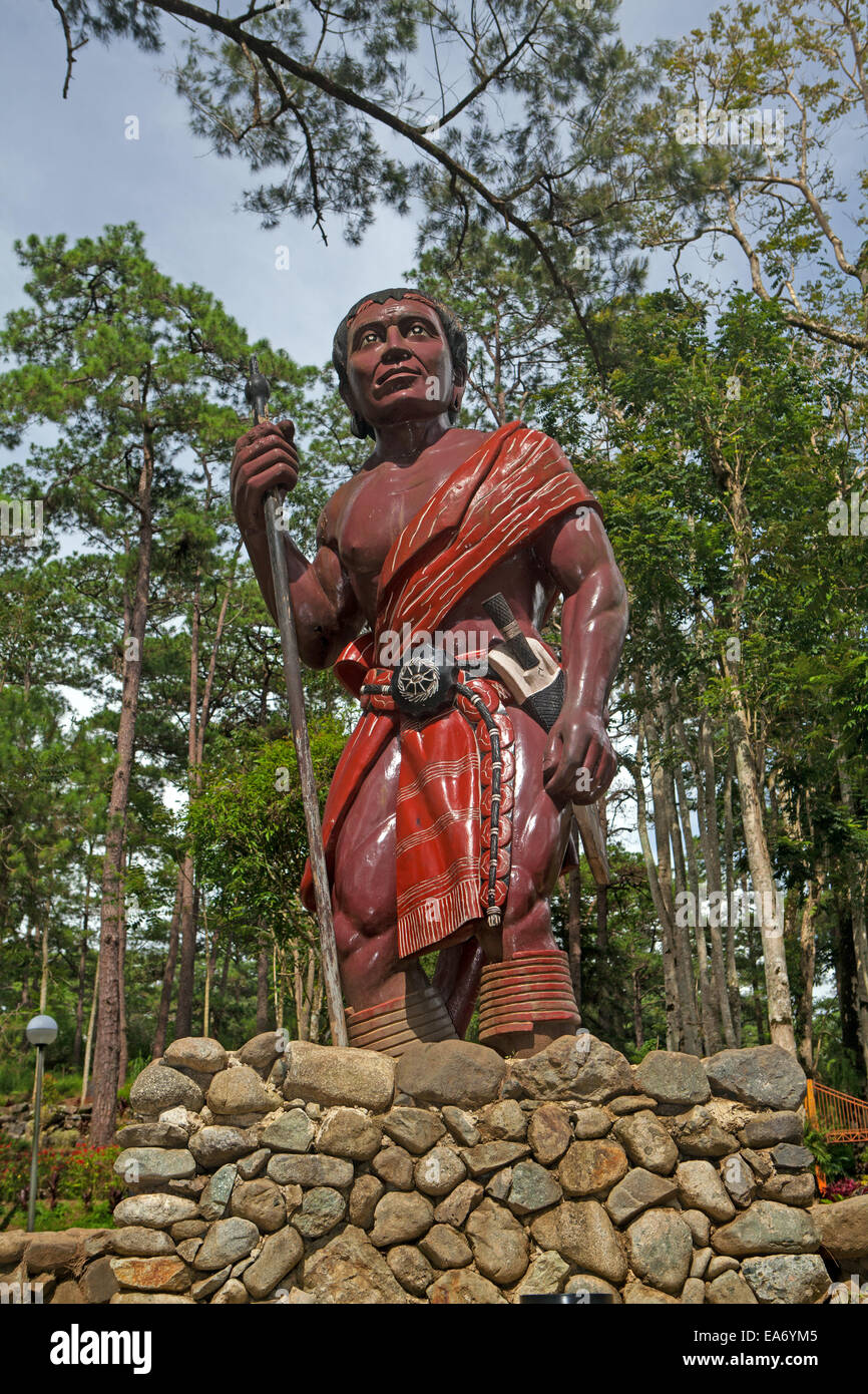Statue d'un Igorot philippin, un peuple autochtone qui se sont installés aux Philippines, se dresse dans la ville de Baguio Botanical Garden. Banque D'Images