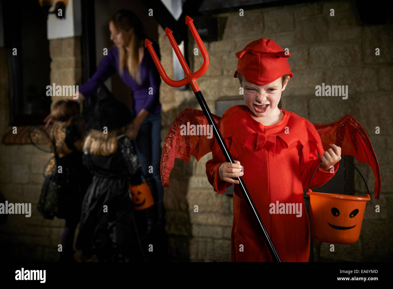 Halloween Party avec enfants trick or treating en costume Banque D'Images